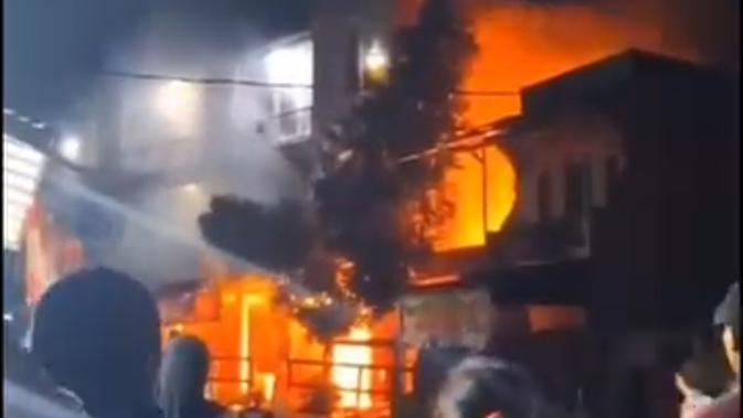 Damkar Sukabumi Berjibaku 6 Jam Padamkan Amukan Api Ruko Grosir
