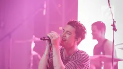 Aksi panggung vokalis band indie pop LANY, Paul Klein dalam konser  tunggal di kawasan SCBD, Jakarta Selatan, Selasa (27/3). Band yang beranggotakan enam personel itu membawakan lima lagu karya mereka. (Liputan6.com/Faizal Fanani)