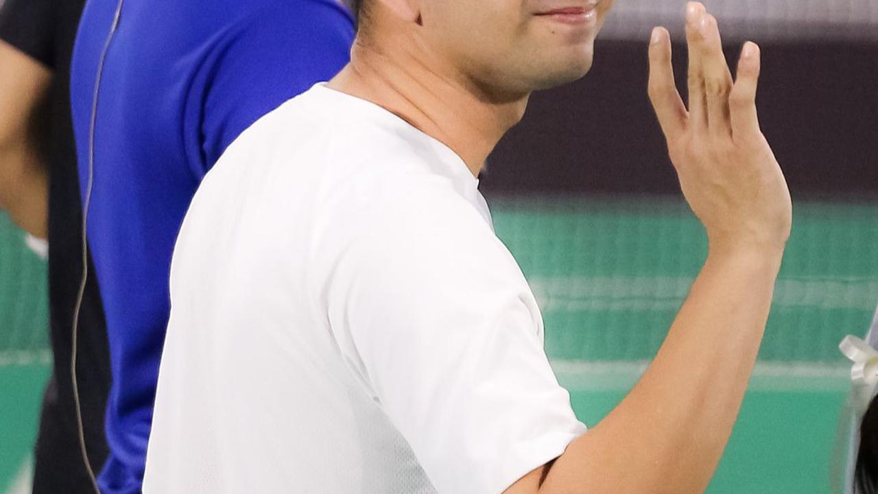 Meski kalah, senyum lebar Raffi Ahmad tetap terpancar selama laga bulu tangkis Turnamen Olahraga Selebriti Indonesia (TOSI) di GOR UNJ, Jakarta, Minggu (16/7/2023).