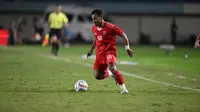 Pemain Borneo FC, Habibi Akbar Yusuf, menggiring bola saat berhadapan dengan Persib Bandung pada lanjutan Piala Presiden 2024 di Stadion Si Jalak Harupat, Kabupaten Soreang, Bandung, Senin (22/7/2024). (Bola.com/Nandang Permana)