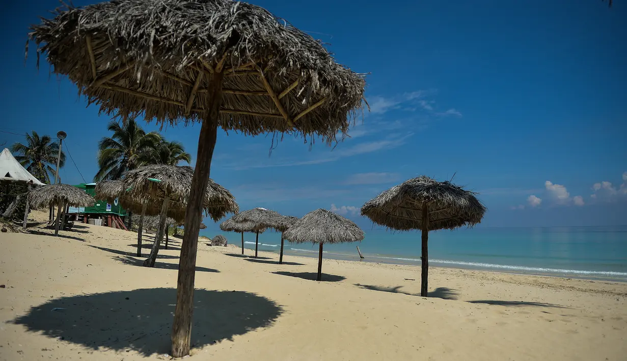 Pemandangan pantai kosong akibat pandemi COVID-19 di Havana, Kuba pada 26 Agustus 2020. Pihak berwenang di Havana, kota berpenduduk 2,2 juta, telah menangguhkan transportasi umum, melarang akses ke pantai serta menutup restoran, bar dan kolam renang menyusul lonjakan kasus Corona. (YAMIL LAGE/AFP)