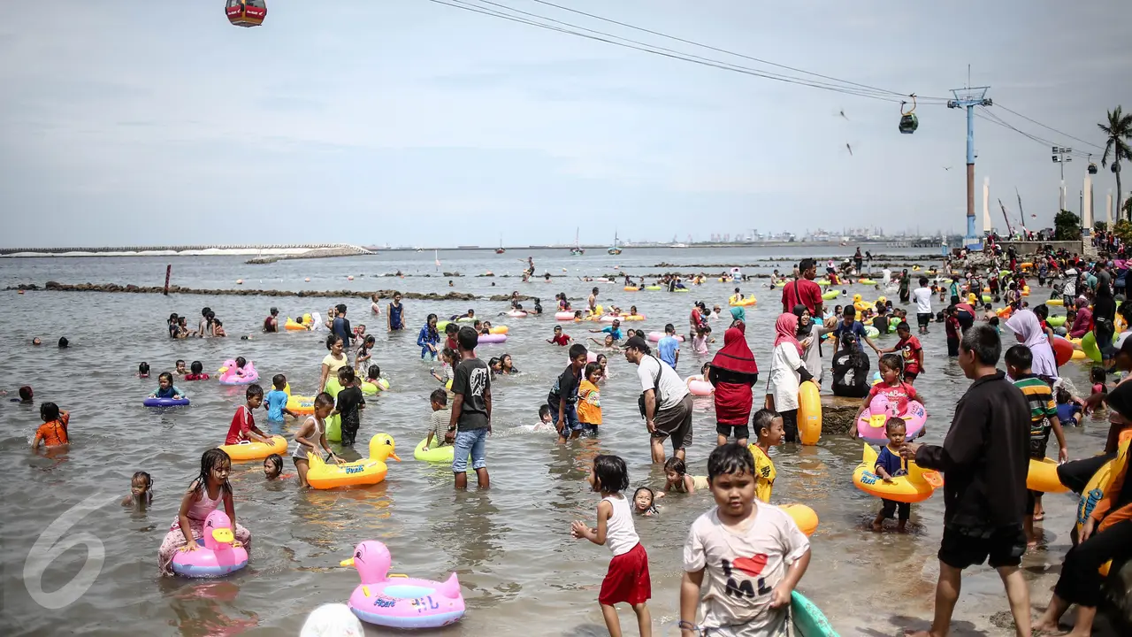20161225- Libur Natal Warga Padati Pantai Ancol-Jakarta- Faizal Fanani