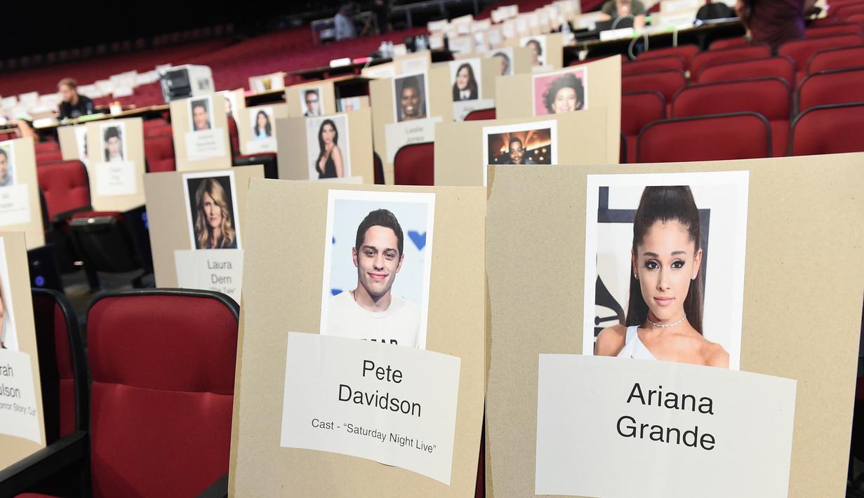 Foto penyanyi Ariana Grande dan tunangannya, Pete Davidson tertempel di tempat duduk untuk perhelatan akbar Emmy Awards 2018 di Teater Microsoft, Los Angeles, Kamis (13/9). Emmy Awards ke-70 akan digelar 17 September mendatang (Chris Pizzello/Invision/AP)