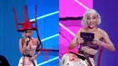 Ia juga terlihat mengenakan koleksi Vivianne Westwood SS 2018 di atas pentas dengan aksen kursi di atas kepala sebagai head piece yang mencuri atensi. (Foto: Instagram/ Doja Cat).