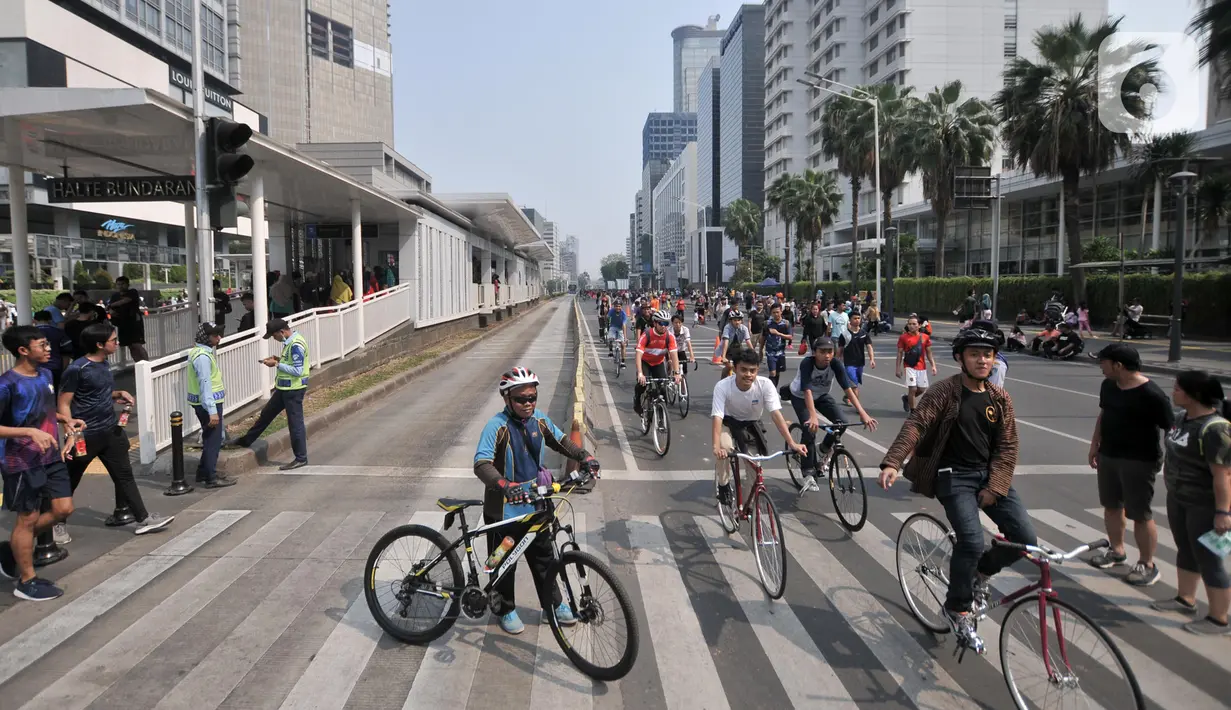 Aktivitas warga berolahraga saat Car Free Day di kawasan Bundaran HI, Jakarta, Minggu (10/11/2019). Warga Jakarta kini lebih leluasa berolahraga setelah Pemprov DKI memberlakukan larangan PKL berjualan di area HBKB mulai dari Jalan Sudirman hingga MH Thamrin. (merdeka.com/Iqbal S. Nugroho)