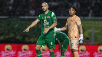 Risto Mitrevski (kiri) dan Ernando Ari ketika Persebaya Surabaya melawan PSIM Yogyakarta&nbsp;pada BRI Super League 2025/2026 di Stadion Gelora Bung Tomo, Surabaya,&nbsp;Jumat (8/8/2025). (Bola.com/Abdul Aziz)