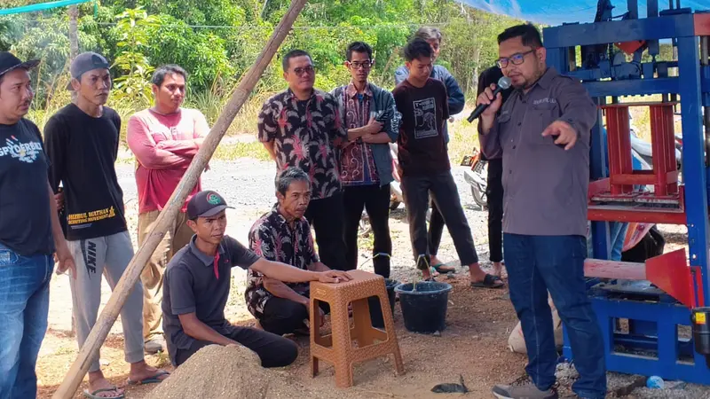 Kegiatan pengabdian masyarakat yang berfokus pada penerapan inovasi material dan penggunaan teknologi alat cetak paving blok telah sukses dilaksanakan di Desa Pasar Lama, Kecamatan Karang Intan, Kabupaten Banjar (Istimewa)