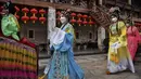 Pemain Opera Tradisional Tiongkok dari rombongan Sai Yong Hong berjalan-jalan selama perayaan Tahun Baru Imlek mendatang, di gudang Lhong 1919 di Bangkok (19/1/2022). (AFP/Lillian Suwanrumpha)