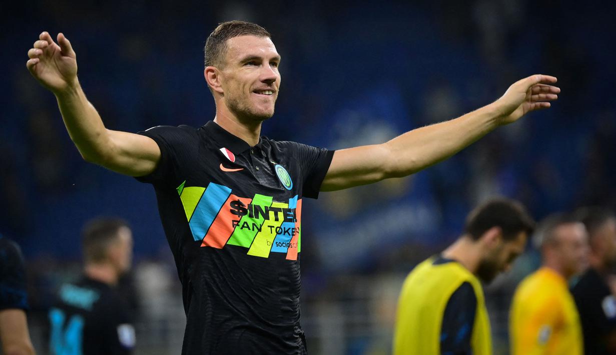 Edin Dzeko sukses menjadi pengganti Romelu Lukaku yang memutuskan hengkang dari Inter Milan ke Chelsea pada bursa transfer musim panas lalu. Pemain berkebangsaan Bosnia tersebut menempati urutan keempat top skor sementara Liga Italia 2021/2022 dengan jumlah 7 gol. (AFP/Miguel Medina)