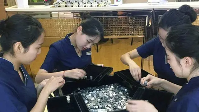 Pria Ini Kumpulkan Koin Selama 20 Tahun Untuk Beli Cincin Lamaran