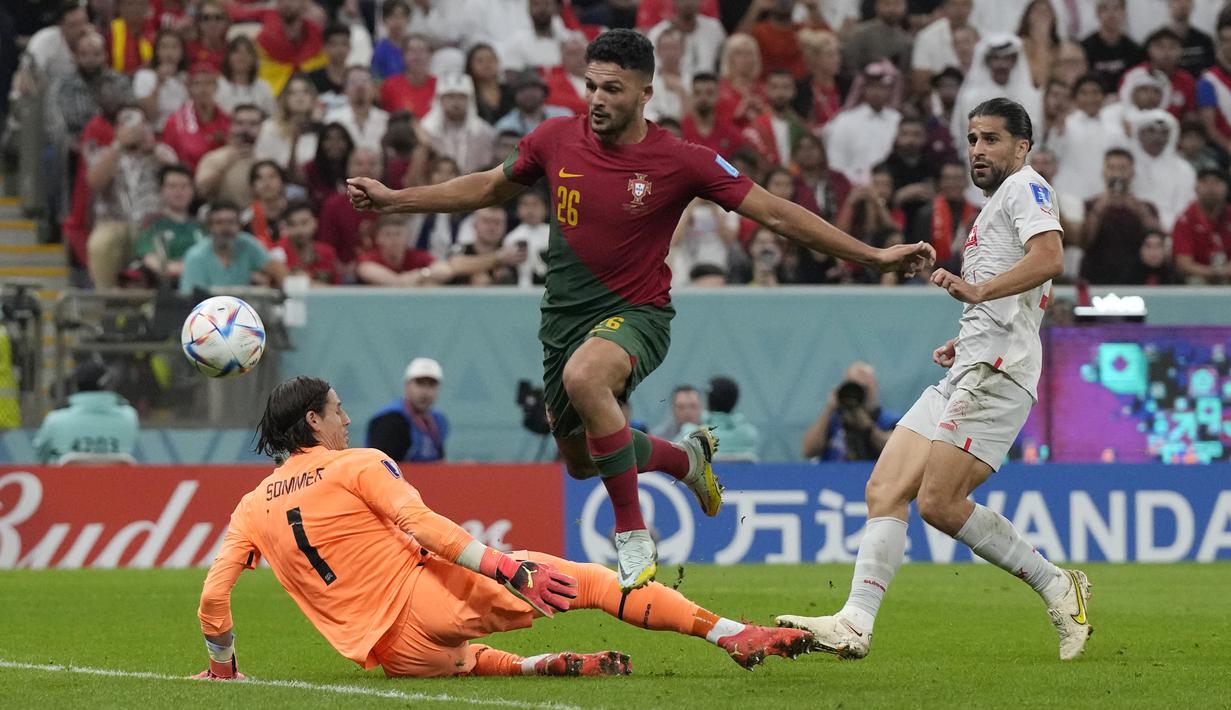<p>Goncalo Ramos tampil mengagumkan saat Portugal kalahkan Swiss dengan skor 6-1 pada babak 16 besar Piala Dunia 2022 yang berlangsung di Lusail Stadium, Rabu (07/12/2022) dini hari WIB. (AP/Alessandra Tarantino)</p>