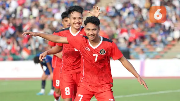 <p>Selebrasi gelandang Timnas Indonesia U-22, Marselino Ferdinan bersama Witan Sulaeman setelah mencetak gol ke gawang Filipina pada laga pertama SEA Games 2023 di Olympic Stadium, Phnom Penh, Kamboja, Sabtu (29/4/2023). (Bola.com/Abdul Aziz)</p>