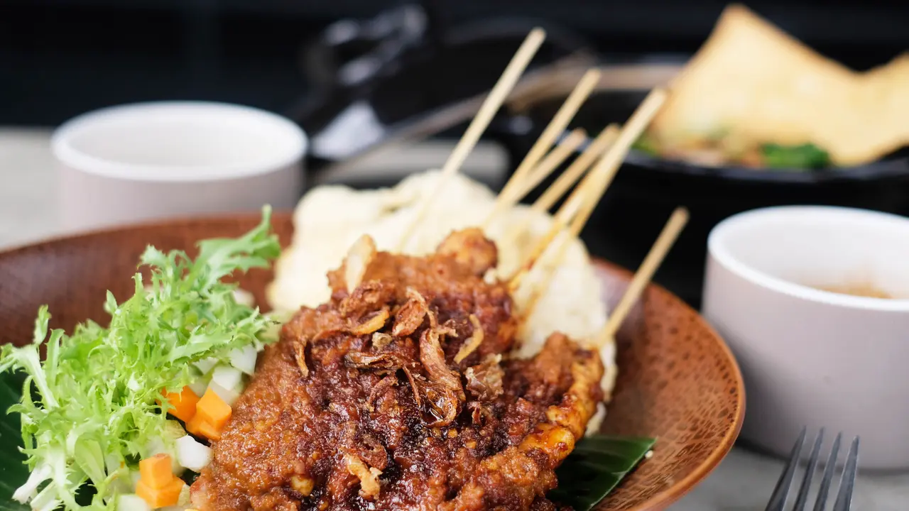 Sensasi Makan Kuliner Kaki Lima di Restoran Kontemporer