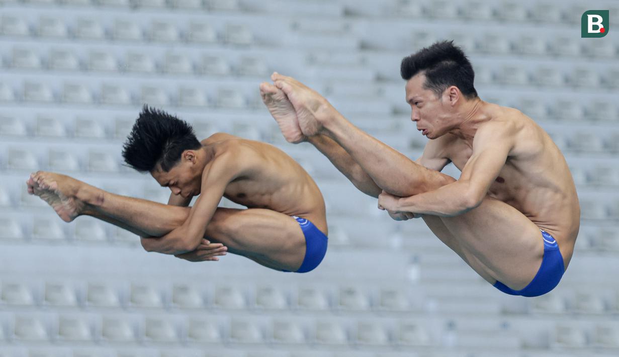 Pasangan Andriyan (kanan) dan M. Yudha Prasetyo beraksi dalam nomor papan lompat indah putra Indonesia Open Aquatic Championships 2025 (IOAC 2025) di Stadion Akuatik GBK, Senayan, Jakarta, Selasa (25/11/2025). (Bola.com/Bagaskara Lazuardi)