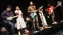 Grup musik Barasuara tampil dalam acara XYZ Day 2018 di Jakarta, Rabu (25/4). XYZ Day 2018 merupakan ajang perkenalan dari bersatunya media daring terkemuka yaitu PT Liputan Enam Dot Com dan PT KapanLagi Dot Com Networks. (Liputan6.com/Immanuel Antonius)