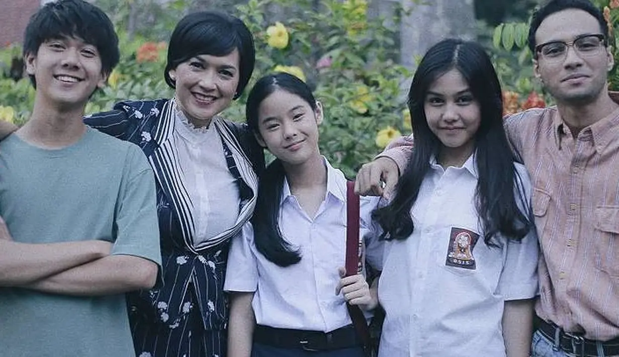 Nah, kalau gaya ibu-ibu yang berprofesi sebagai wanita karier di tahun 1990, coba lihat gayanya Ira Wibowo yang berperan sebagai bunda dari Dilan. Blazer hitam dengan dalaman berwarna putih, serta tatanan rambut yang selalu rapi dengan sangguln(Instagram)