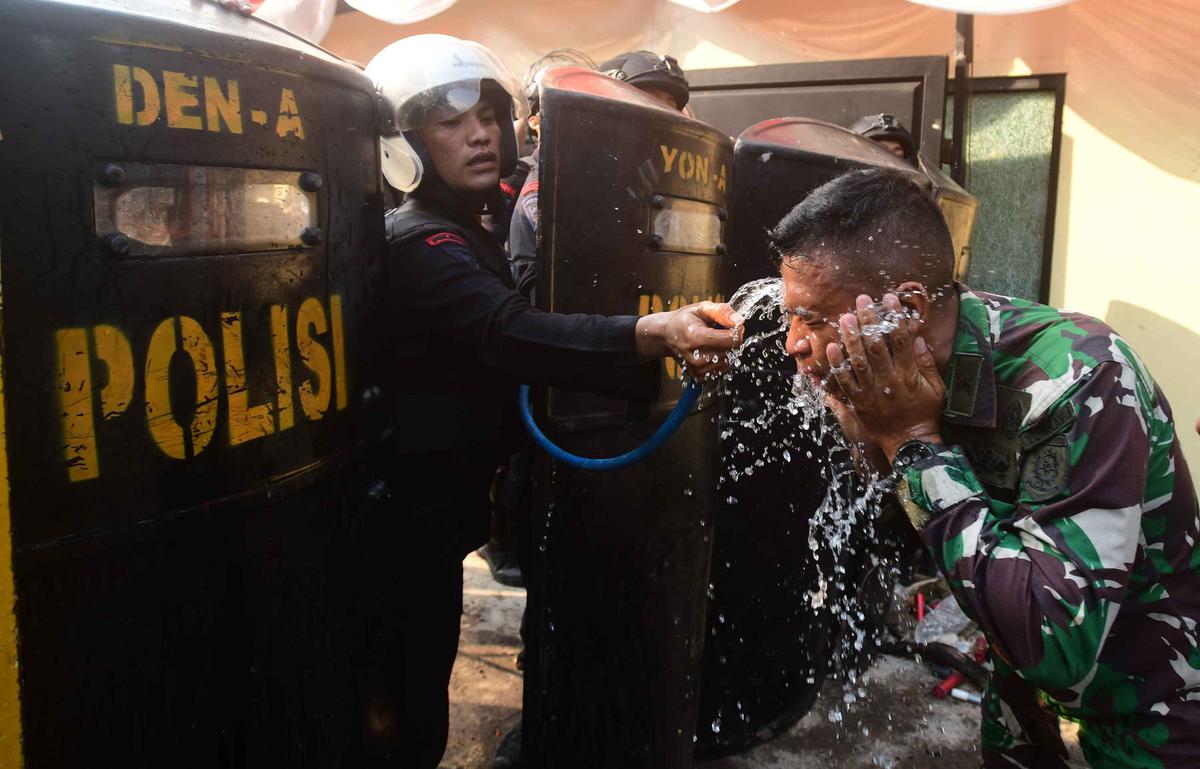 FOTO: Demo Ricuh di Kwitang Usai Kematian Driver Ojol Tertabrak Rantis Brimob