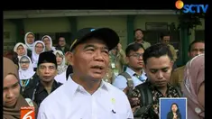 Satu persatu ruang kelas tempat ujian diperiksa, termasuk melihat komputer dan aliran listrik yang kerap menjadi kendala pada saat pelaksanaan UNBK.