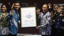 Ketua KPAI Asrorun Niam Sholeh (kedua kiri) bersama Ketua Dewan Pembinan Pandawa Care, Mayjen (Purn) Prijanto (ketiga kanan) berfoto bersama dalam acara peluncuran aplikasi Pandawa Care di Jakarta, Senin (25/4). (Liputan6.com/Immanuel Antonius)