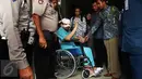 Penyidik KPK, Novel Baswedan saat akan dipindahkan dari Rumah Sakit Mitra Keluarga Kelapa Gading, Jakarta, Selasa (11/4). Novel Baswedan akan menjalani perawatan intensif di Rumah Sakit Mata Jakarta Eye Center(JEC), Menteng. (Liputan6.com/Johan Tallo)