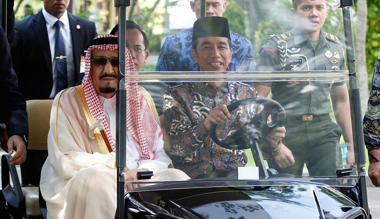Presiden Jokowi dan Raja Salman bin Abdulaziz Al Saud keliling halaman Istana Merdeka dengan menaiki mobil golf, Jakarta, Kamis (2/3). (AFP Photo/ Pool/ DARREN WHITESIDE)