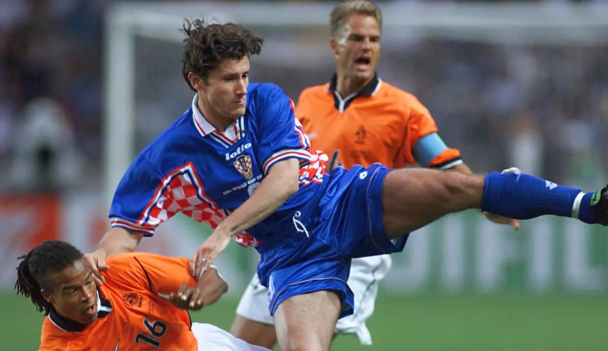 Dalam laga perebutan tempat ketiga (11/7/1998) Kroasia mampu mengalahkan Belanda dengan skor 2-1. Davor Suker berhasil mencetak gol keenamnya selama turnamen sekaligus gol penentu kemenangan pada menit ke-36 setelah sebelumnya skor smaa kuat 1-1. (AFP/Patrick Hertzog)