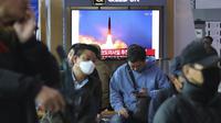 Layar televisi memperlihatkan peluncuran rudal Korea Utara saat program berita di Stasiun Kereta Api Seoul, Seoul, Korea Selatan, Sabtu (21/3/2020). Korea Utara hingga saat ini belum melaporkan kasus virus corona COVID-19. (AP Photo/Ahn Young-joon)