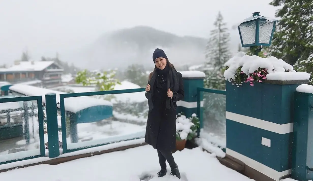 Nikmati salju di Alpin Resort Sacher, Maia tampil menawan dengan layering outfit nuansa hitam.
