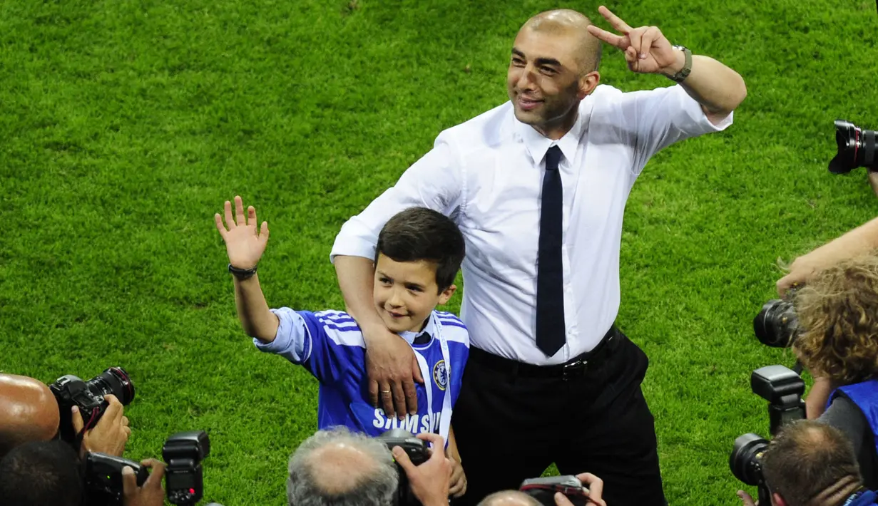 Roberto Di Matteo. Ia menggantikan posisi pelatih utama Andre Villas Boas yang dipecat Chelsea pada Maret 2012. Dirinya langsung mempersembahkan trofi Liga Champions usai menang 4-3 (1-1) via adu penalti atas Bayern Munchen dalam partai final di Allianz Arena, 19 Mei 2012. (AFP/John MacDougall)