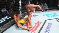 Jeka Saragih menumbangkan Lucas Alexander asal Brasil melalui kemenangan KO pada debutnya di UFC. (Dok UFC)