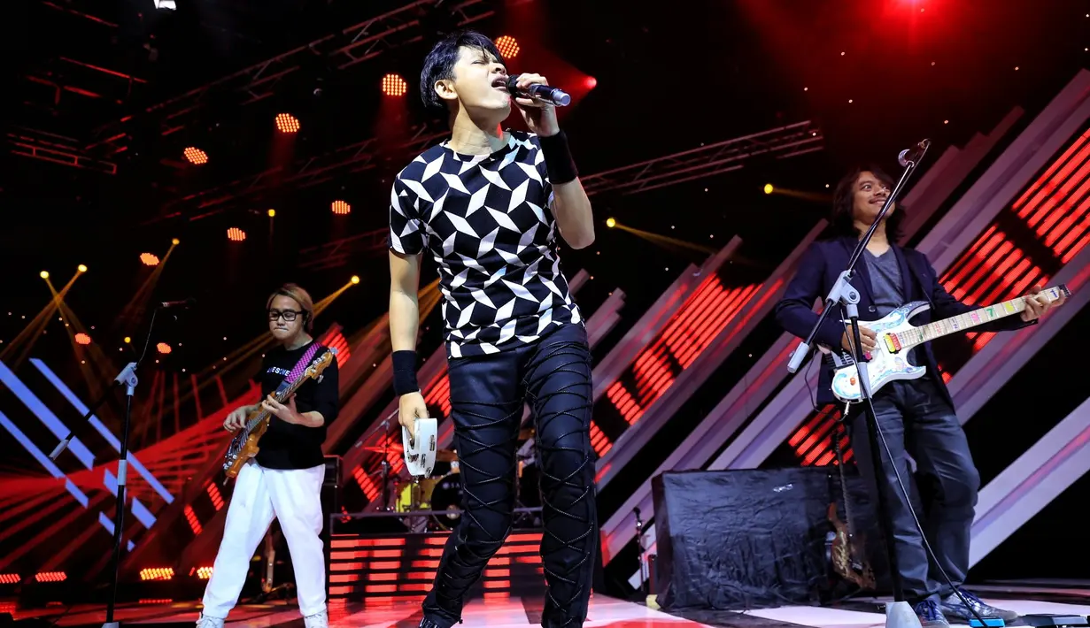 Beberapa kali Armand Maulana sang vokalis mengajak para penonton tepuk tangan dan berjingkrak-jingkrak. "Tepuk tangan sekali lagi untuk acara ini" teriak Armand. (Adrian Putra/Bintang.com)