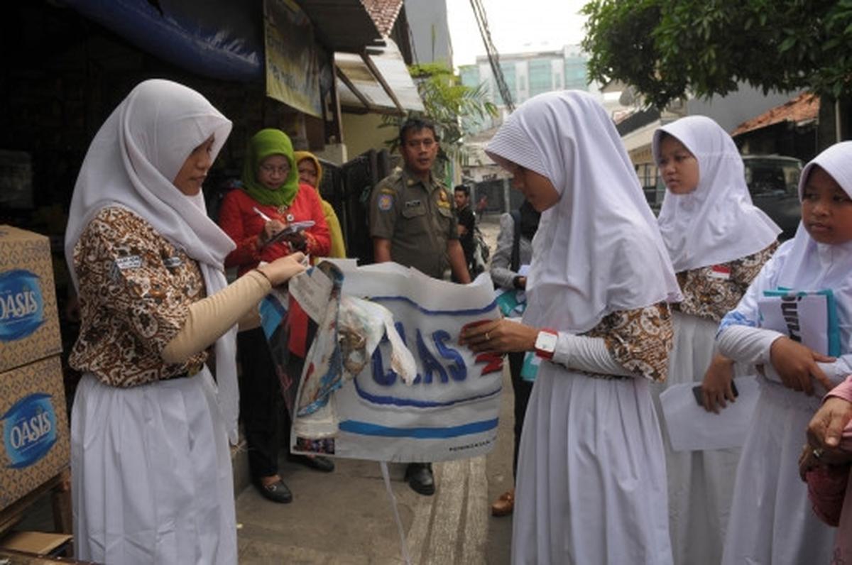 Aksi pelajar turunkan spanduk iklan rokok di warung dekat sekolah