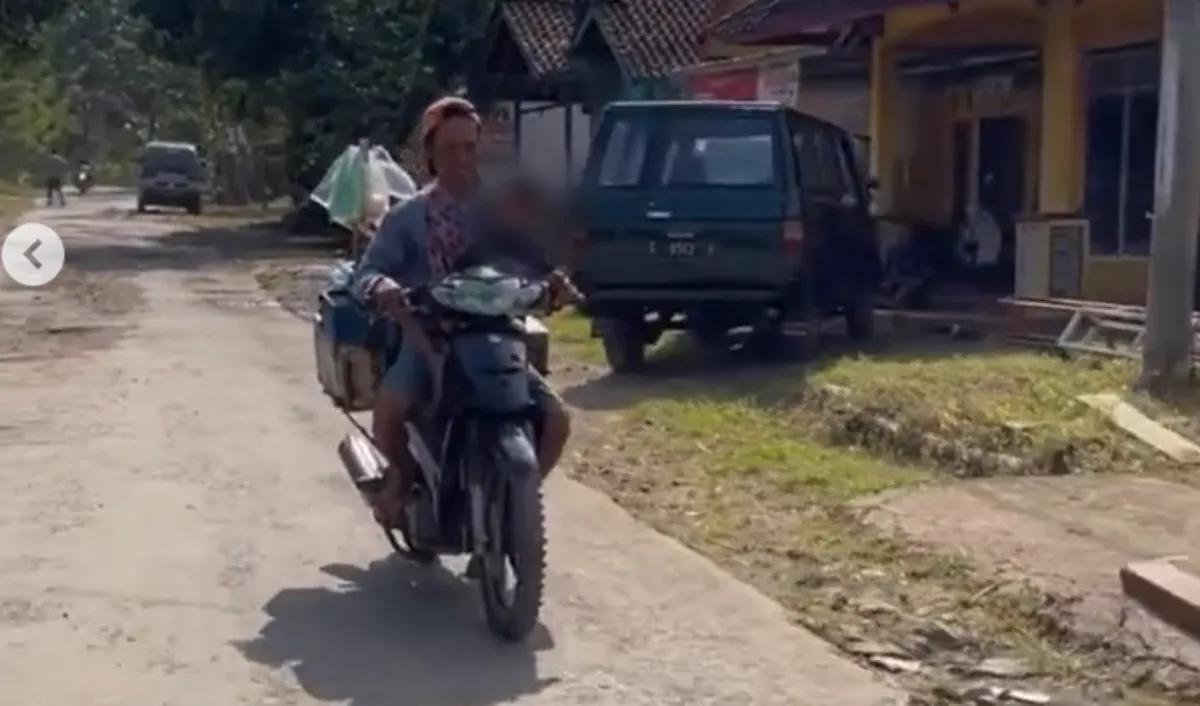 Di bawah terik matahari, Hendri dan putranya sama-sama berjuang memburu rezeki.<br>