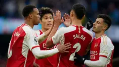 Pemain Arsenal melakukan selebrasi pada akhir pertandingan sepak bola Liga Primer Inggris melawan Manchester City di Stadion Etihad, Manchester, Inggris, Minggu, 31 Maret 2024. (AP Photo/Dave Thompson)