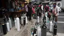 Antrean warga bersama tabung oksigen medis di sekitar kios pengisian ulang Medical Oxygen di Jalan Minangkabau Timur, Jakarta, Senin (5/7/2021). Permintaan kebutuhan oksigen medis kian meningkat seiring naiknya kasus orang terkonfirmasi positif COVID-19. (Liputan6.com/Helmi Fithriansyah)