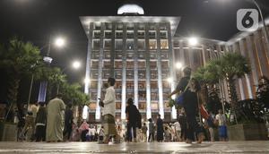 Umat Islam bersiap melaksanakan Sholat Tarawih pertama di Masjid Istiqlal Jakarta, Sabtu (2/4/2022). Sebagian besar umat muslim di Indonesia mulai melaksanakan Sholat Tarawih dan akan melaksanakan puasa Ramadhan 1443 Hijriah pada 2 April 2022. (Liputan6.com/Herman Zakharia)