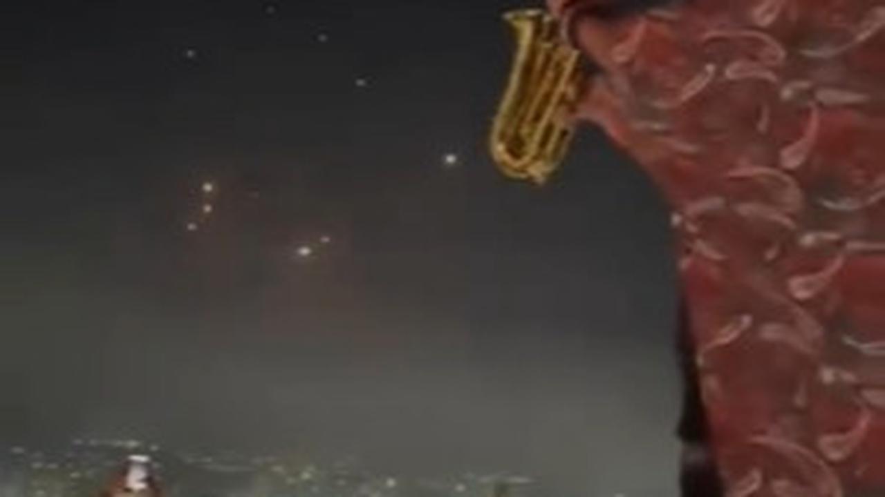 Alunan Saxophone di Kafe Lebanon Ada yang Beda, Para Pengunjung Bak Lihat Pemandangan Indah Ternyata Rudal Melintas