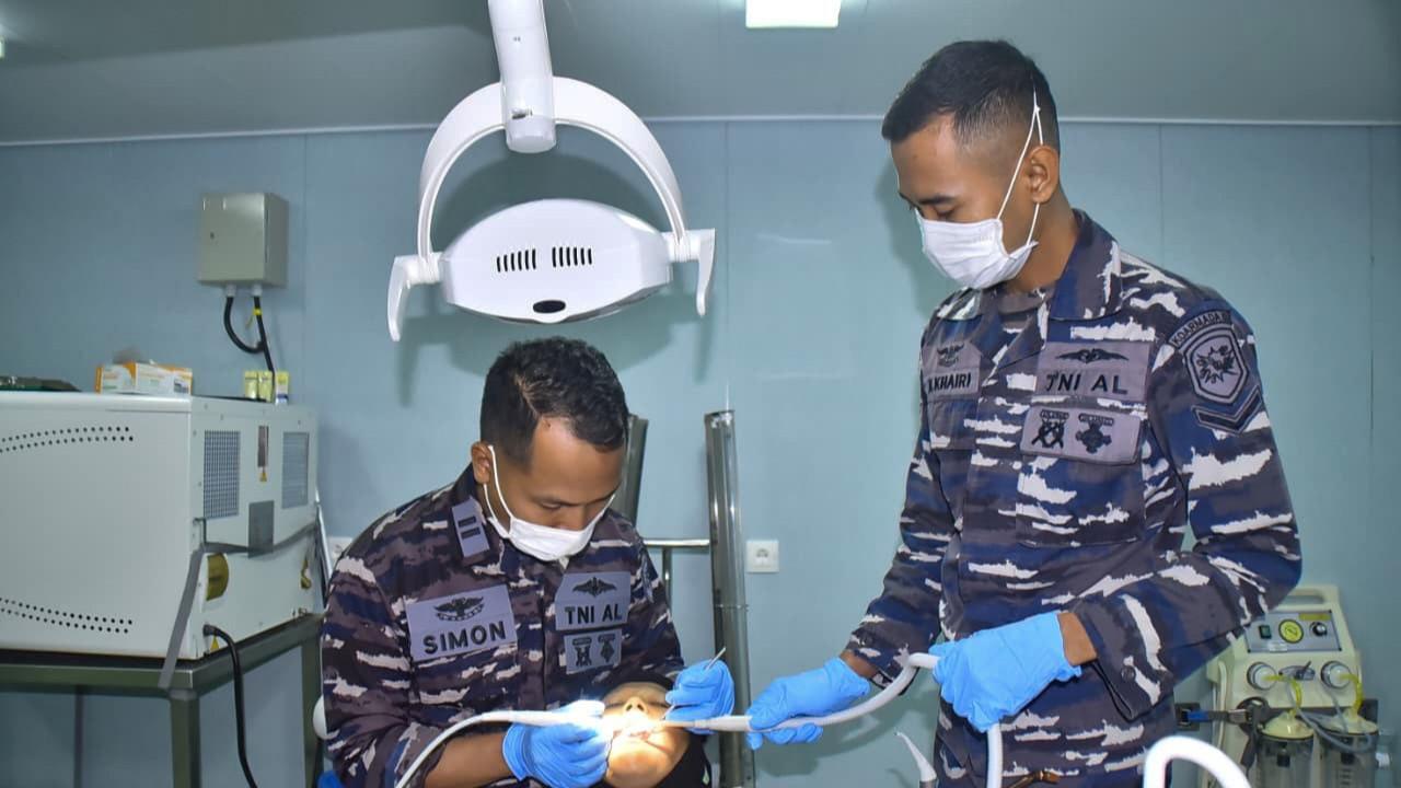 KRI Wahidin Sudirohusodo Layani Ratusan Warga Papua di Dermaga Wanam