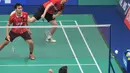 Ganda putra Indonesia, Hendra/Ahsan saat berhadapan dengan pebulu tangkis Andrew Ellis/Peter Mills di BCA Indonesia Open Superseries Premier 2015 di Istora Senayan, Jakarta, Rabu (3/6/2015). Hendra/Ahsan menang 21-13 21-13. (Liputan6.com/Herman Zakharia)