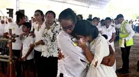 Dua wanita menangis saat menghadiri upacara pemakaman anggota keluarga mereka yang jadi korban teror bom di Sri Lanka (AFP)