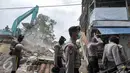 Sejumlah petugas ikut mengamankan proses penggusuran permukiman di bantaran Kali Ciliwung Jakarta, Rabu (28/9). Pemprov DKI meratakan pemukiman warga Bukit Duri dan Sanggar Ciliwung Merdeka terkait revitalisasi sungai Ciliwung. (Liputan6.com/Yoppy Renato)