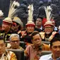 Masyarakat Kalimantan Utara memakai baju Adat Dayak saat berkunjung keDPD, di Kompleks Parlemen Senayan, Jakarta, Selasa (19/9). Mereka meminta dukungan kepada DPD untuk percepatan Daerah Otonomi Baru (DOB) Kabupaten Krayanyang.(Liputan6.com/Johan Tallo)