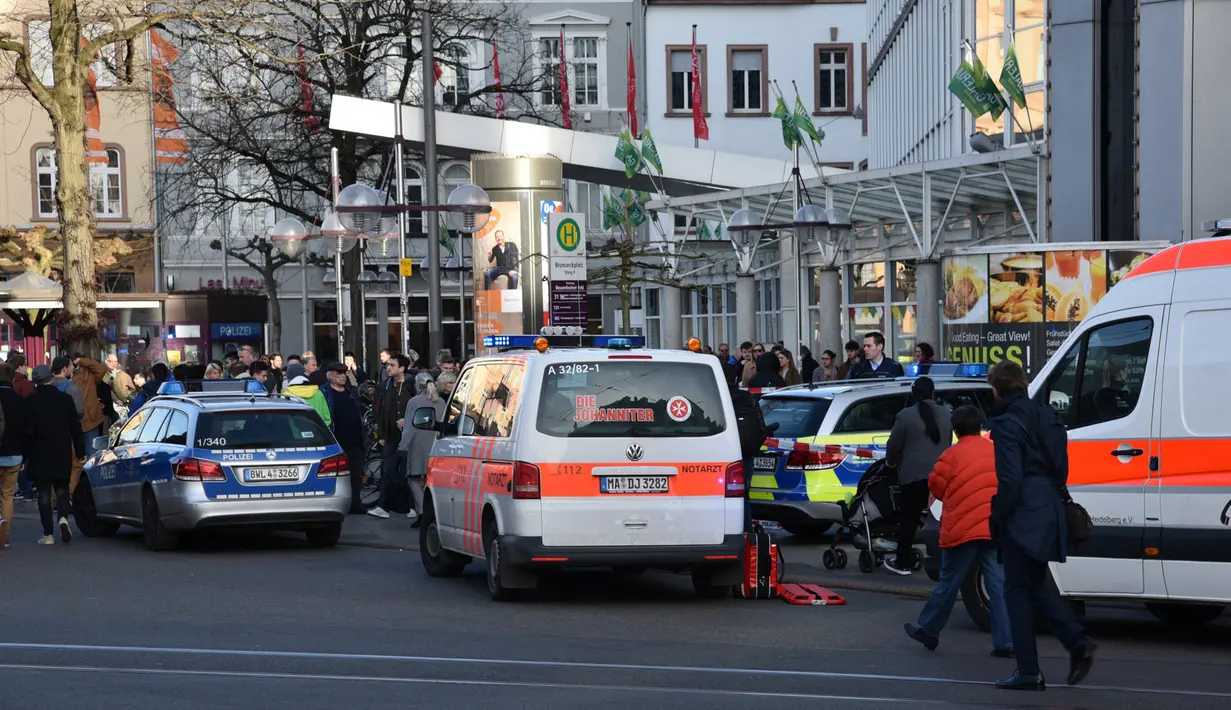 Kendaraan polisi dan ambulans terlihat di depan sebuah toko roti di Heidelberg, barat daya Jerman, Sabtu (25/2). Sebuah mobil yang dikemudikan seorang pria menabrak kerumuman orang yang tengah berdiri di depan toko roti. (R. PRIEBE/DPA/AFP)