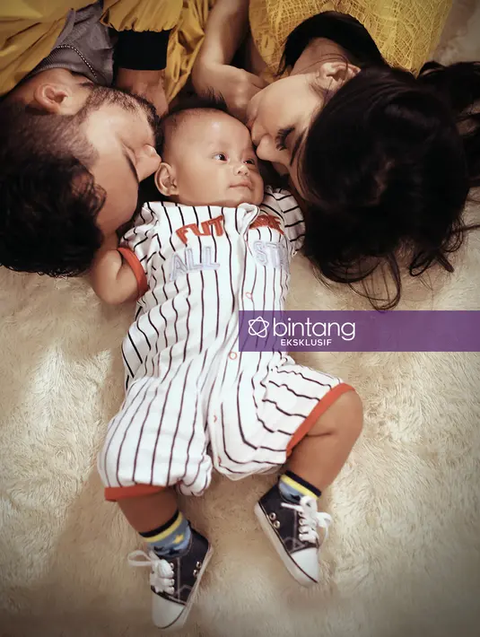 Wawancara dan foto esksklusif dengan Yama Carlos dan Arfita beberapa waktu lalu di kantor Bintang.com. (Foto: Febio Hernanto, Stylist: Indah Wulansari, MUA @ensu3985_mua Yama carlos wardrobe by @rayalan_label, DI: Muhammad Iqbal Nurfajri/Bintang.com)