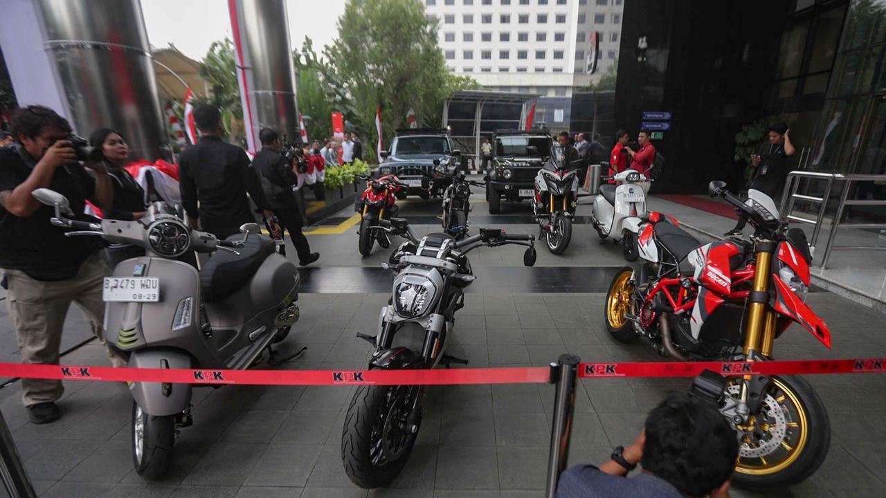 FOTO: OTT Wamenaker Noel, KPK Sita 22 Kendaraan Mewah