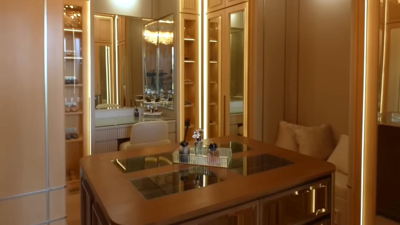 Area Wardrobe dan Meja Rias Kamar Luna Maya (©YouTube: Luna Maya)