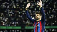 Gerard Pique menyapa para penggemar usai melakoni pertandingan terakhirnya sebagai pemain Barcelona di Stadion Camp Nou, Minggu (6/11/2022) dini hari WIB. (AP Photo/Joan Monfort)