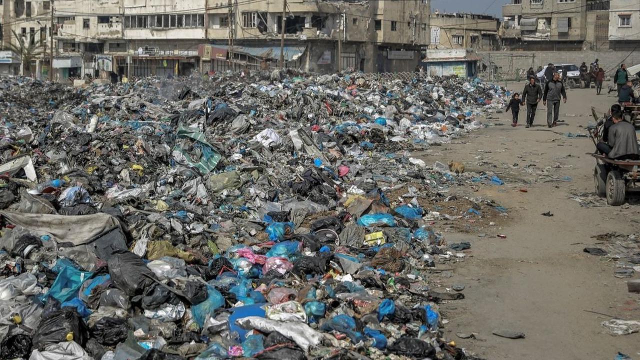 Tanpa listrik, sampah tidak dapat diolah dengan baik, sehingga mengakibatkan penumpukan yang semakin parah. Foto: AFP
