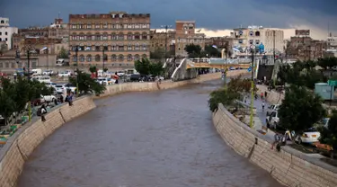 Kondisi jalan raya yang terendam banjir di Sanaa, Yaman, Selasa (2/8). Hujan lebat yang mengguyur Sanaa membuat salah satu ruas jalan di kota itu berubah seakan menjadi sungai. (REUTERS / Khaled Abdullah)