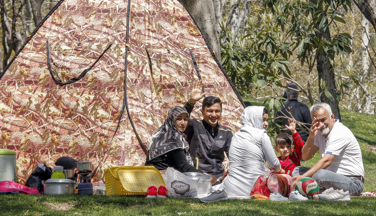 Warga Iran menjunjung tinggi tradisi lama pada hari ketiga belas Nowruz dengan menghabiskan waktu di luar ruangan. (Photo by AFP)